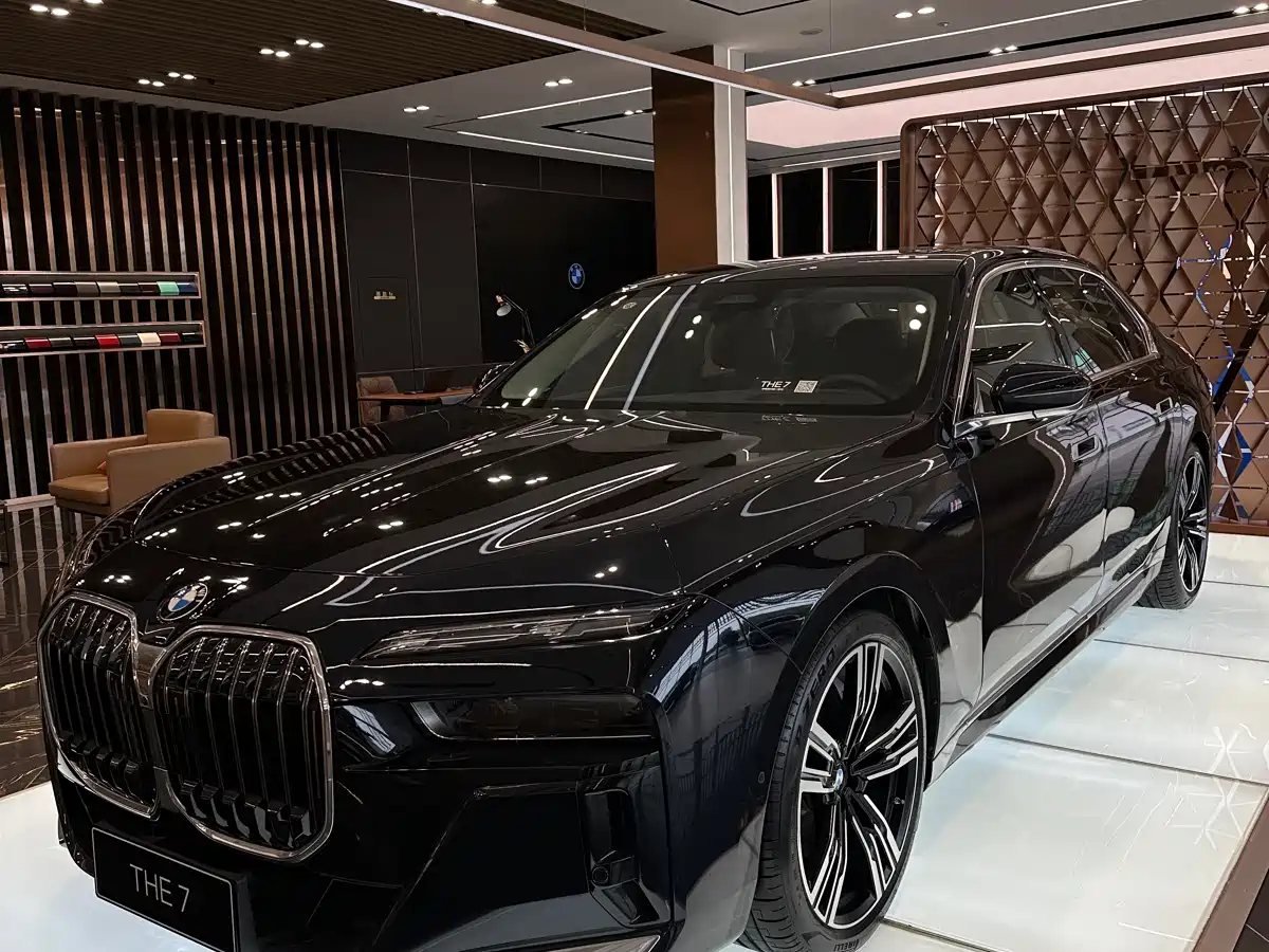 BMW 7 Series 2026 740Li Leading M Sport Package фото 2