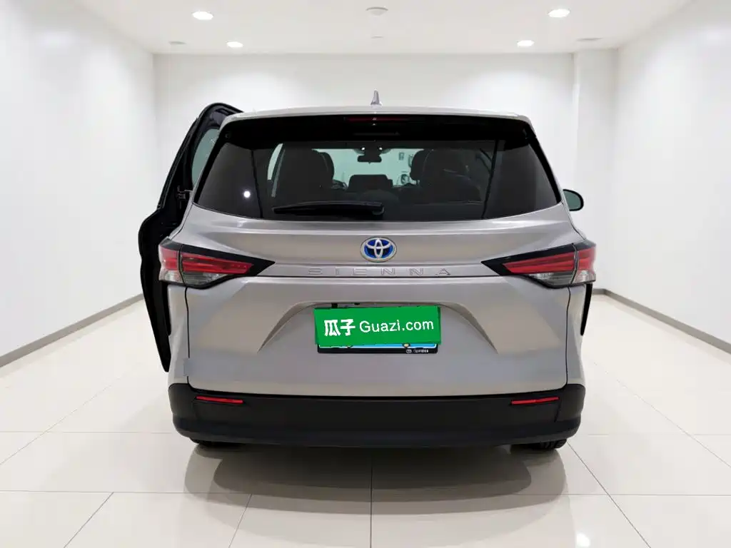Photo 5 - Toyota Sienna