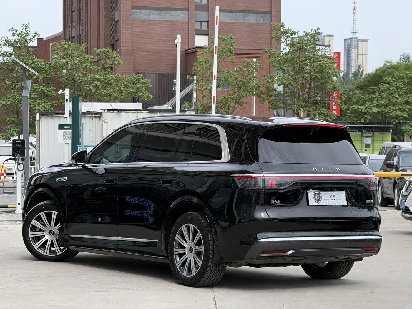 AITO Wenjie AITO M8 2025 Range Extender Max+ Edition 53.4kWh 5-seater фото 5
