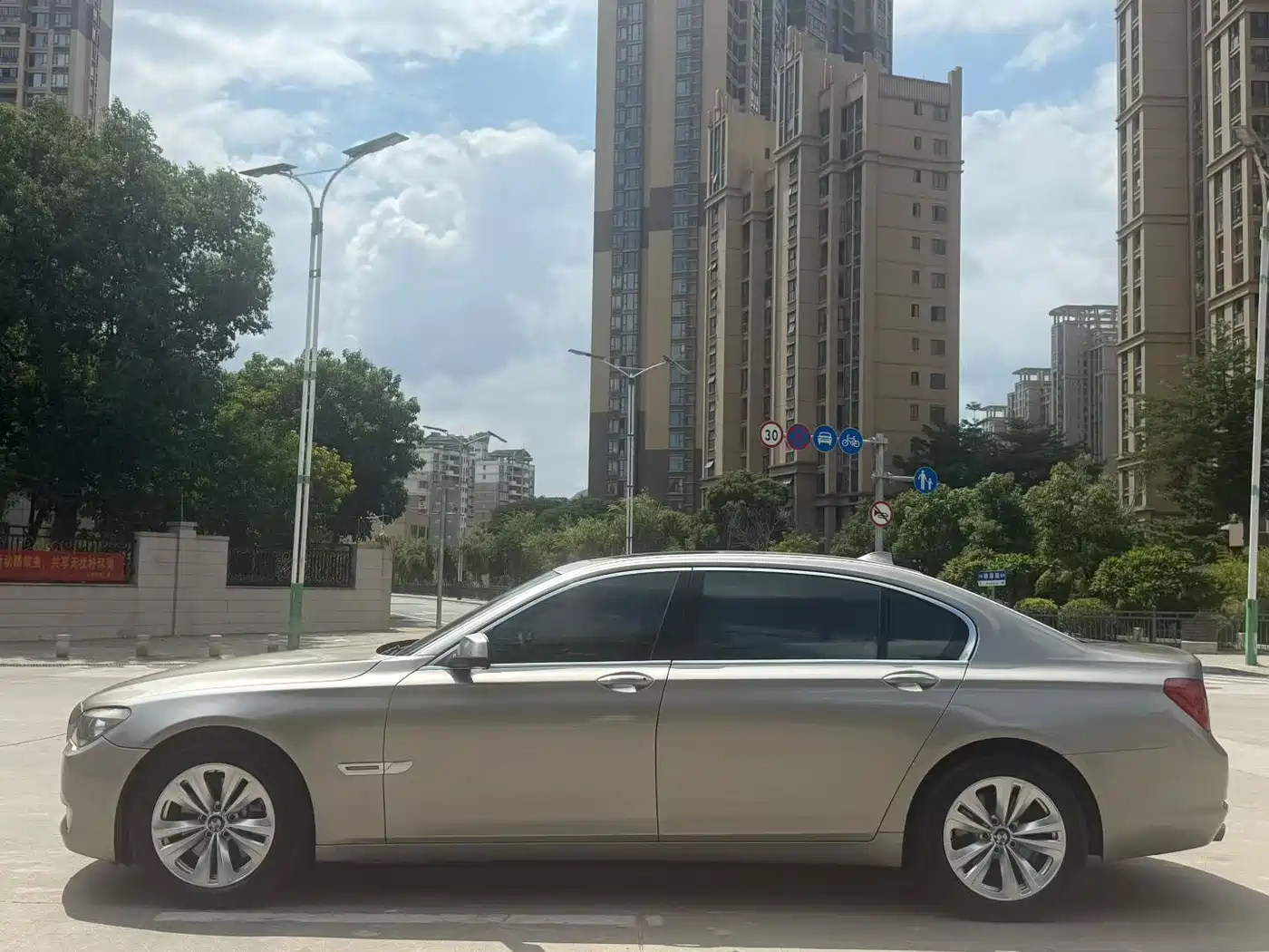 BMW 7 Series 2009 730Li Luxury фото 4