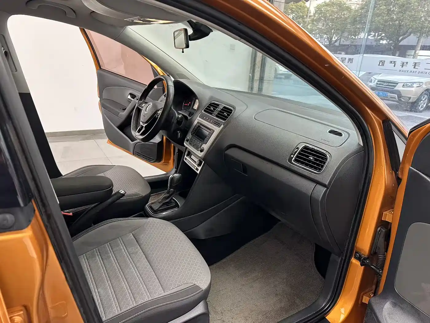 Volkswagen Polo 2014 1.6L Cross Polo Automatic фото 4
