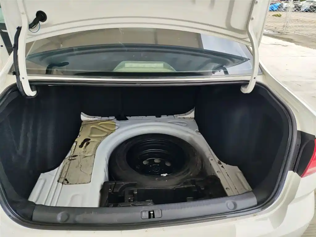 Volkswagen Lavida 2015 1.6L Automatic Comfort Edition фото 19