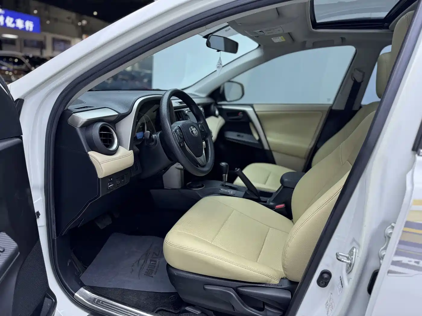 Toyota RAV4 Rongfang 2015 2.0L CVT 2WD Trend Edition фото 13