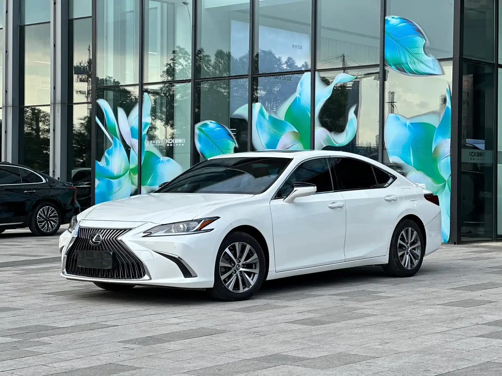 Photo 13 - Lexus ES