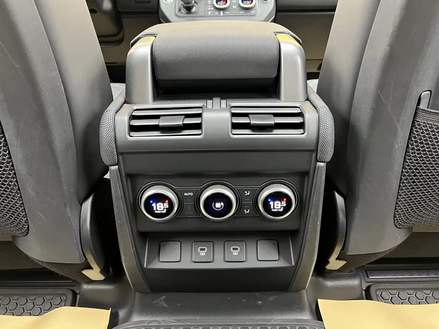 Land Rover Defender 2023 110 3.0T P400 75th Anniversary Legend Edition фото 23