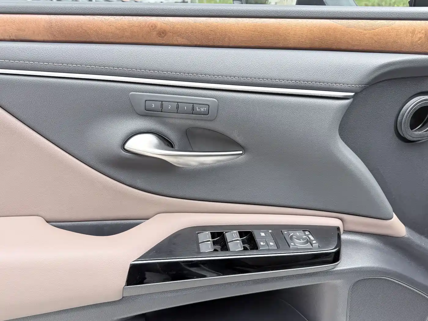 Фото 15 - Lexus ES