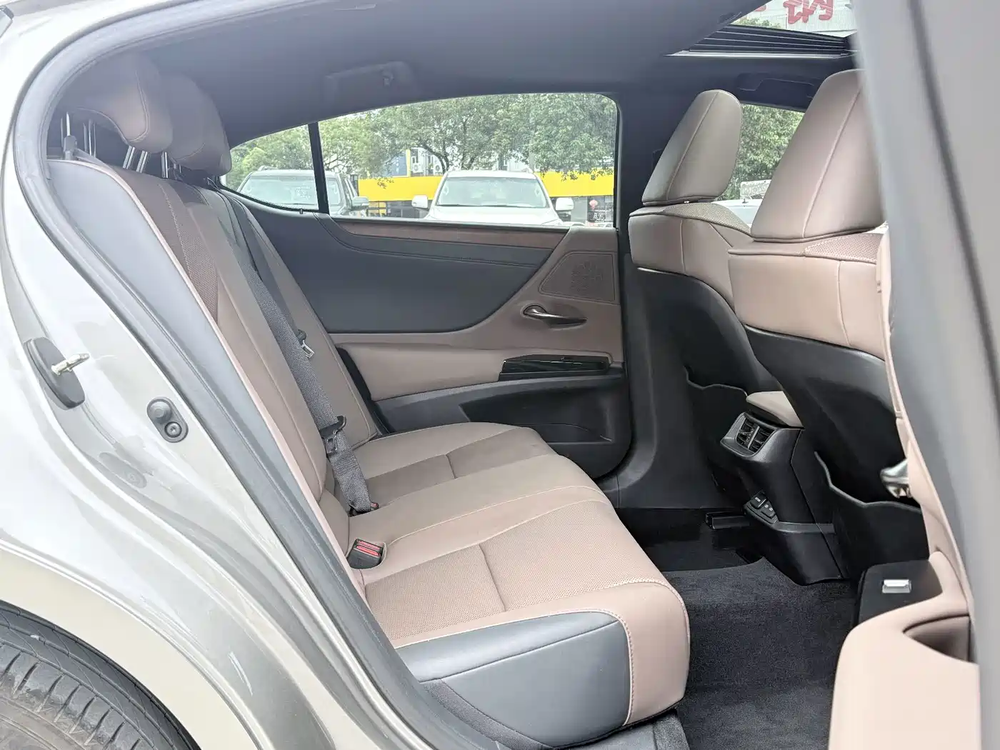 Фото 7 - Lexus ES