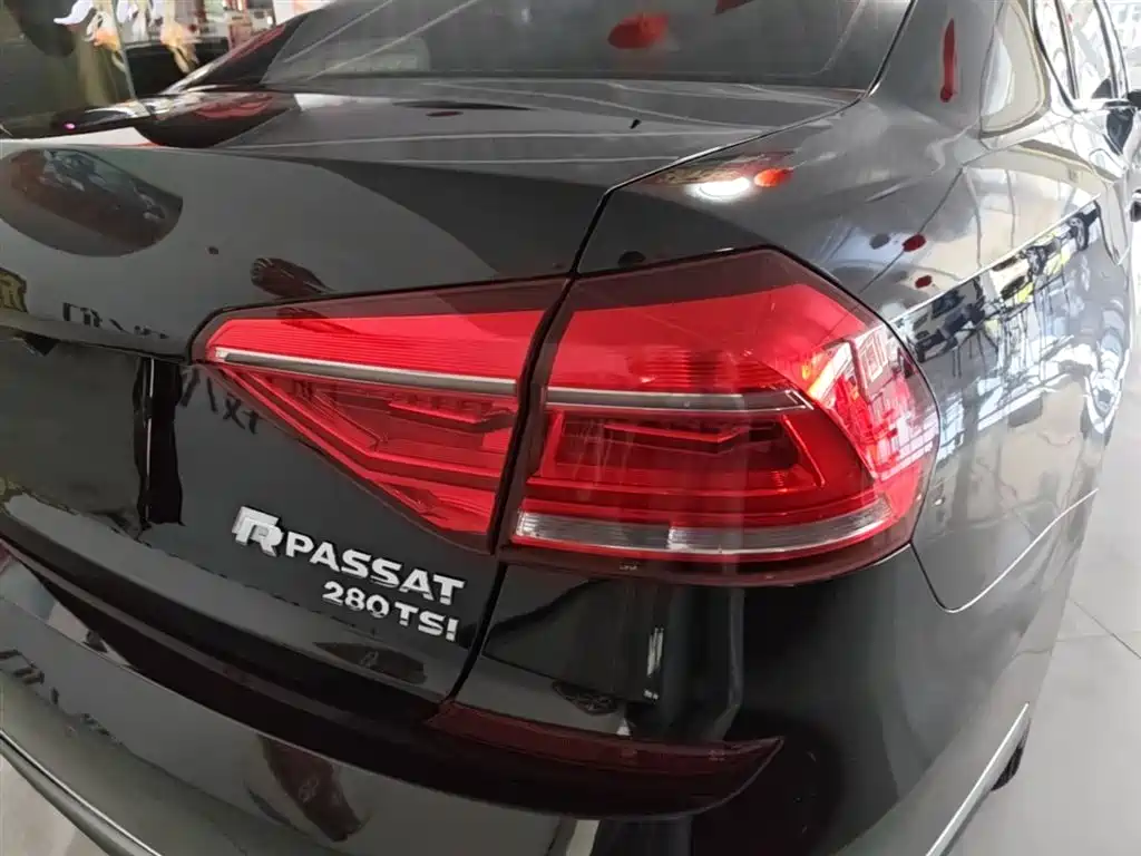 Volkswagen Passat 2017 280TSI DSG Elegance фото 8