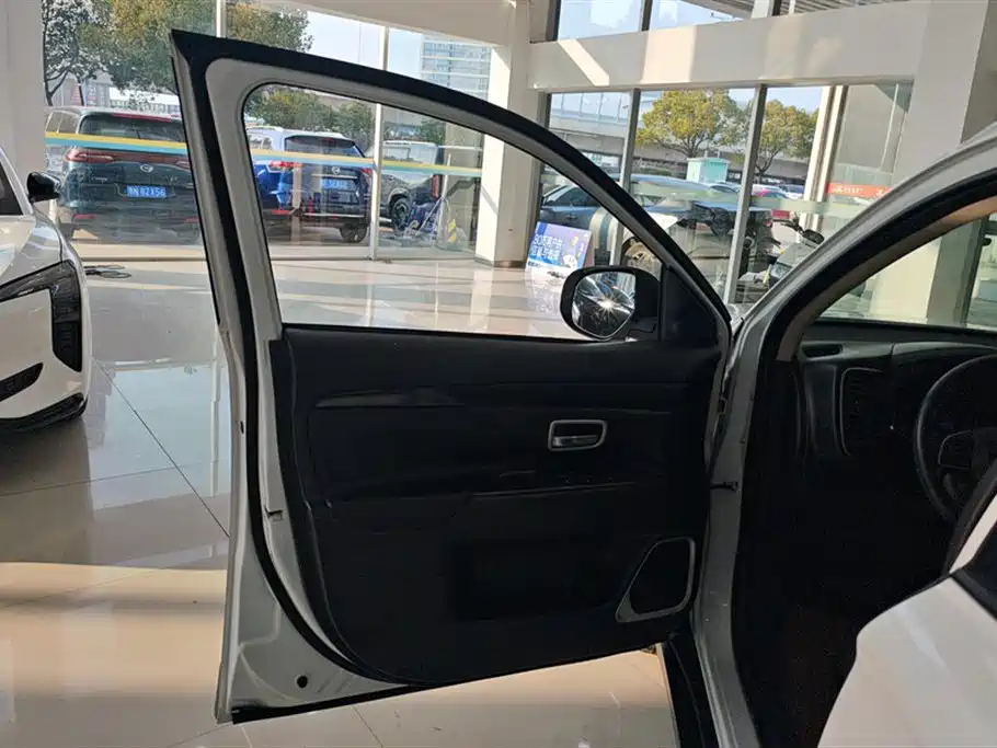 Mitsubishi Outlander 2018 2.0L 2WD Jiale Edition 7-seater фото 7
