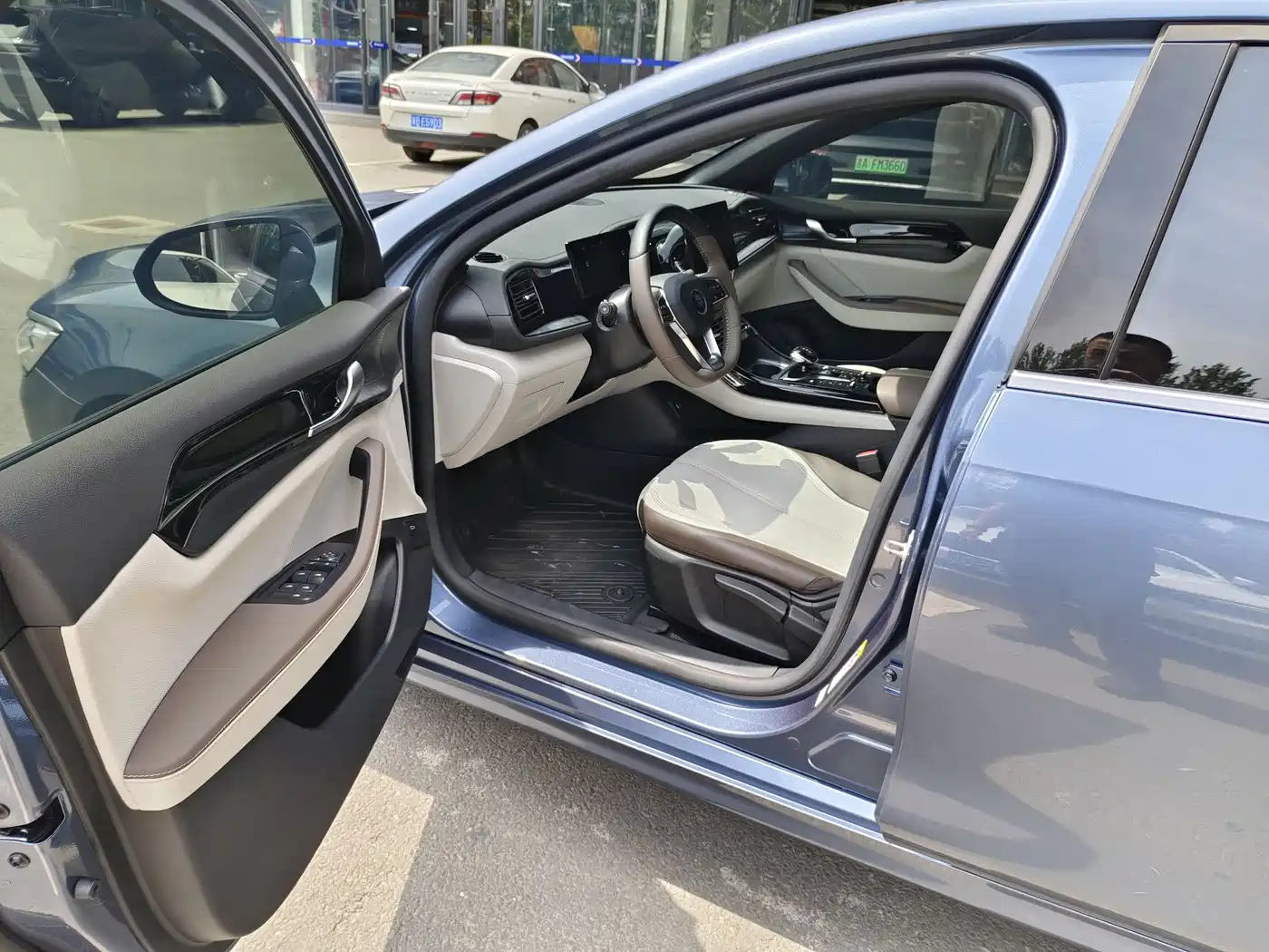 BYD Qin PLUS 2024 Glory Edition DM-i 55KM Leading фото 8