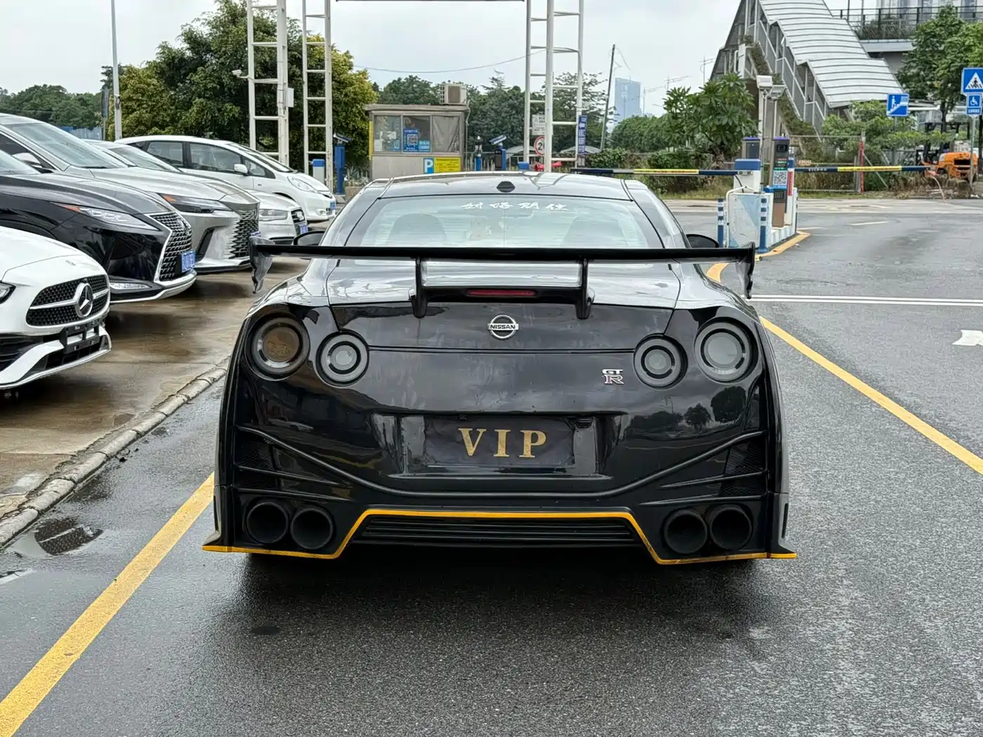 Nissan GT-R фото 8