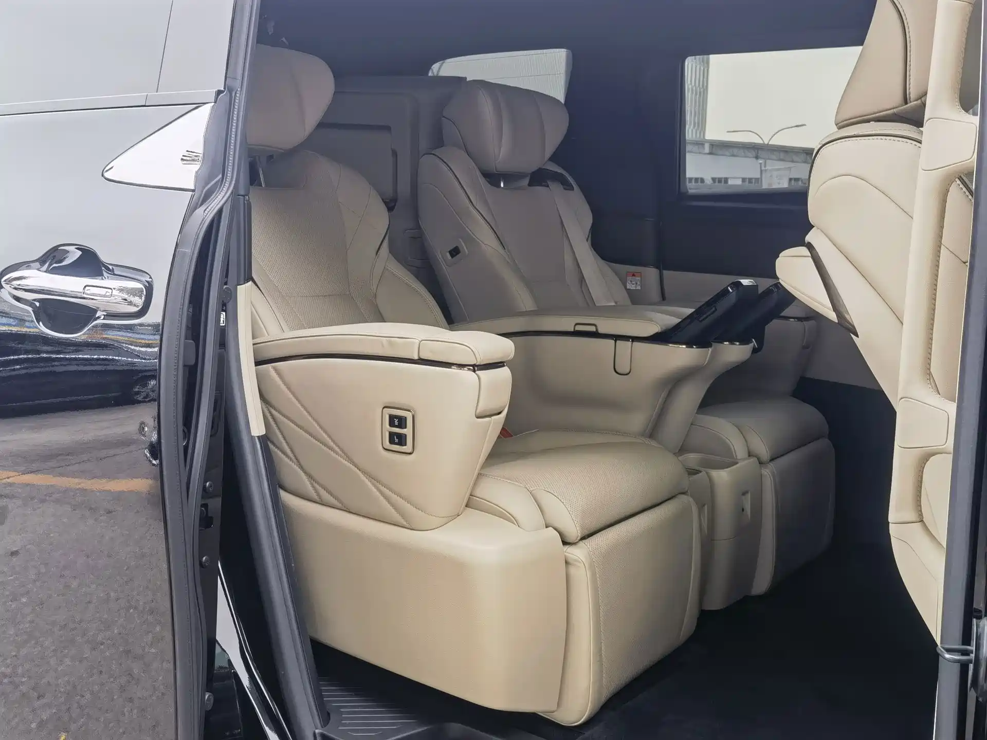صورة 13 - Toyota Alphard