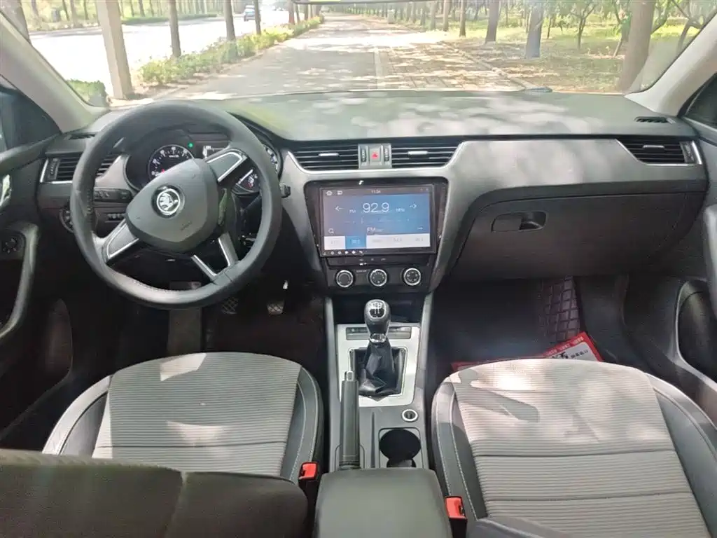 Škoda Octavia 2017 1.6L Manual ChuangXing фото 10
