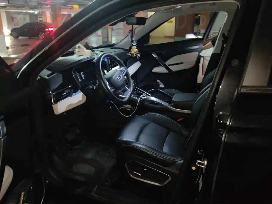 Photo 9 - Geely Atlas