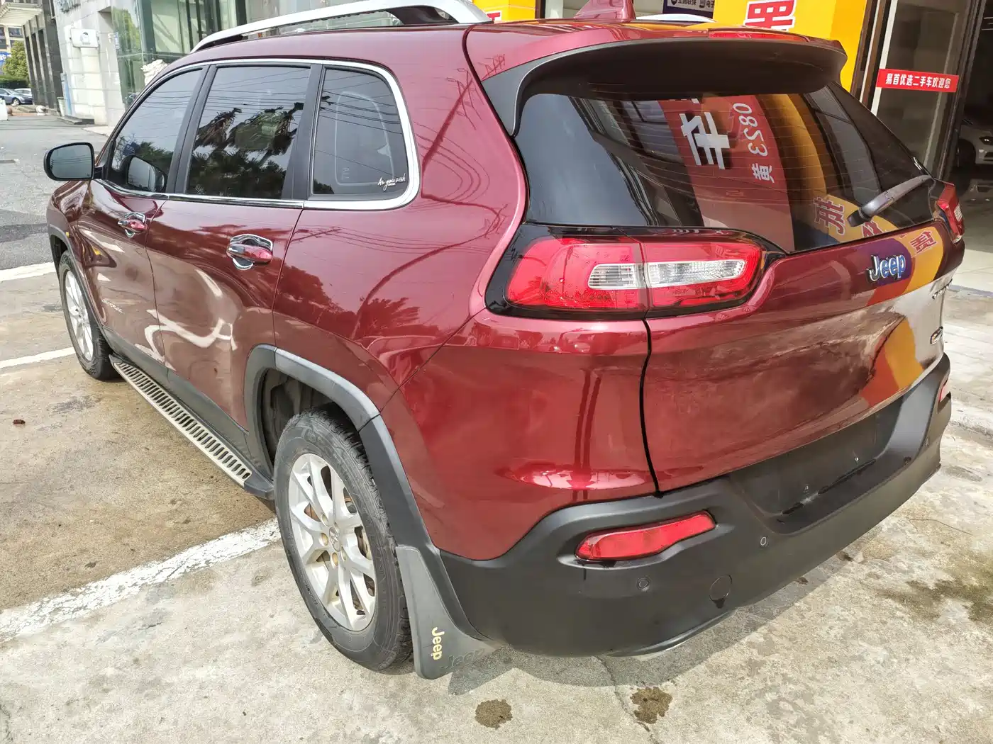 Photo 4 - Jeep Cherokee