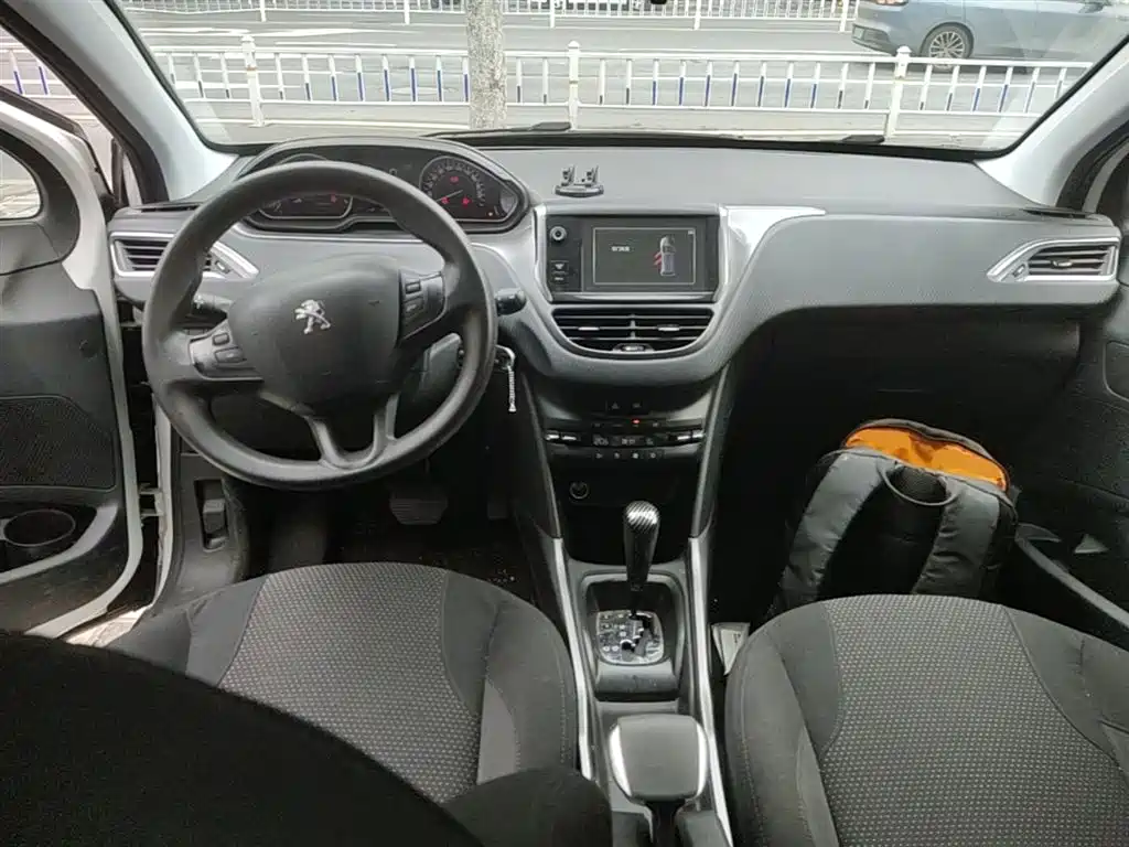 Peugeot 2008 2014 1.6L Automatic Fashion Edition фото 10