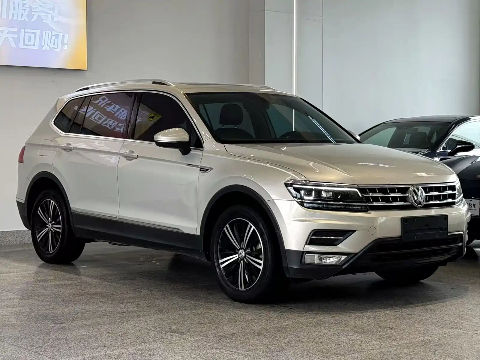 Photo 3 - Volkswagen Tiguan L