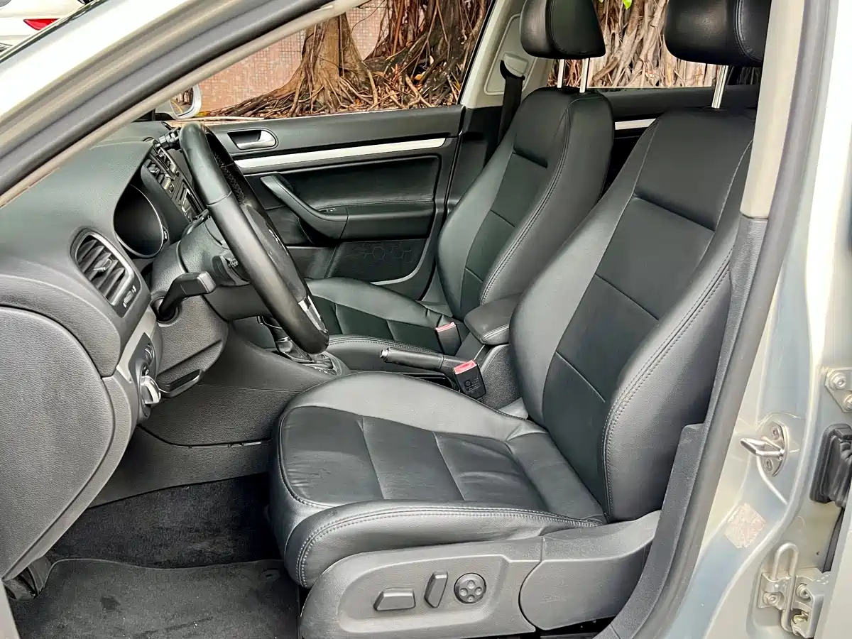 Volkswagen Golf (Import) 2011 Model 1.4TSI Luxury Touring фото 5