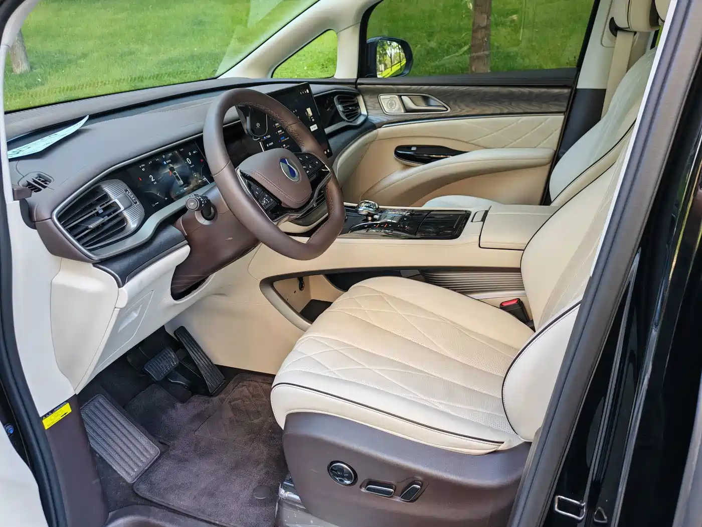 Denza D9 2026 2024 DM-i 980 AWD Premium