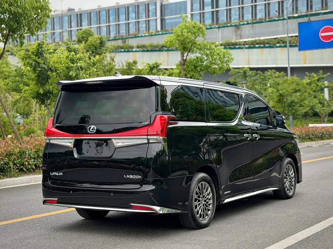Lexus LM 2020 300h Seven-Seater Elegance Edition фото 5