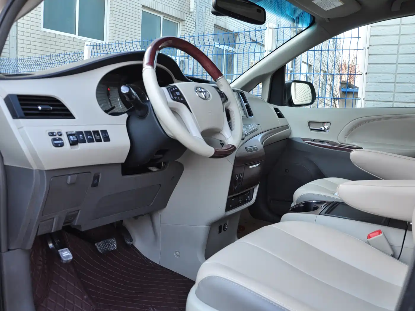 Toyota Sienna 2013 3.5L 4WD Automatic фото 6