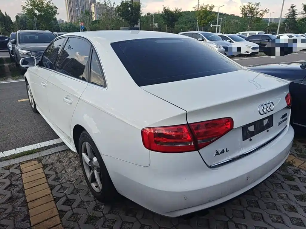 Фото 5 - Audi A4L