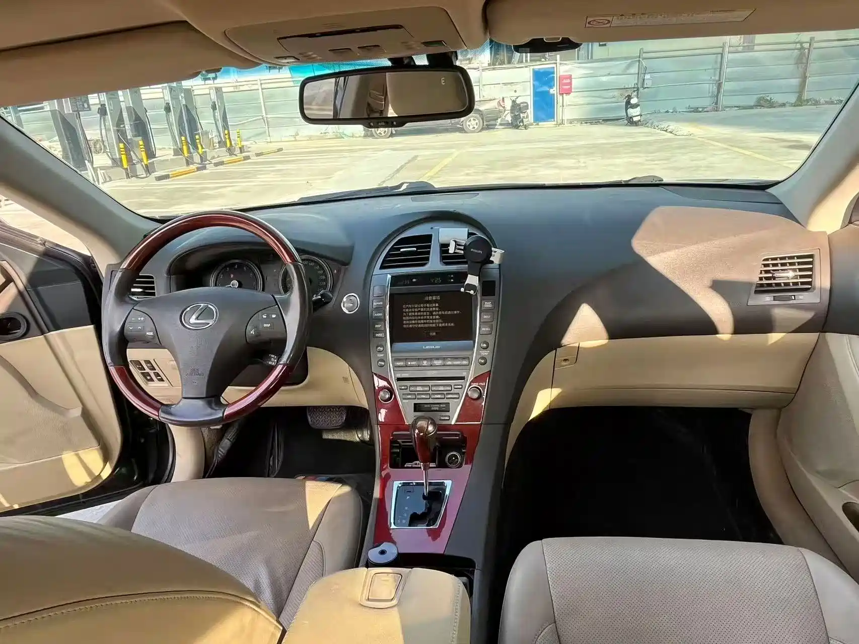 Photo 4 - Lexus ES