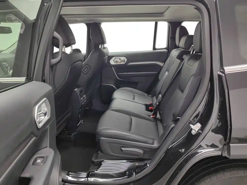 Photo 15 - Jeep Grand Commander