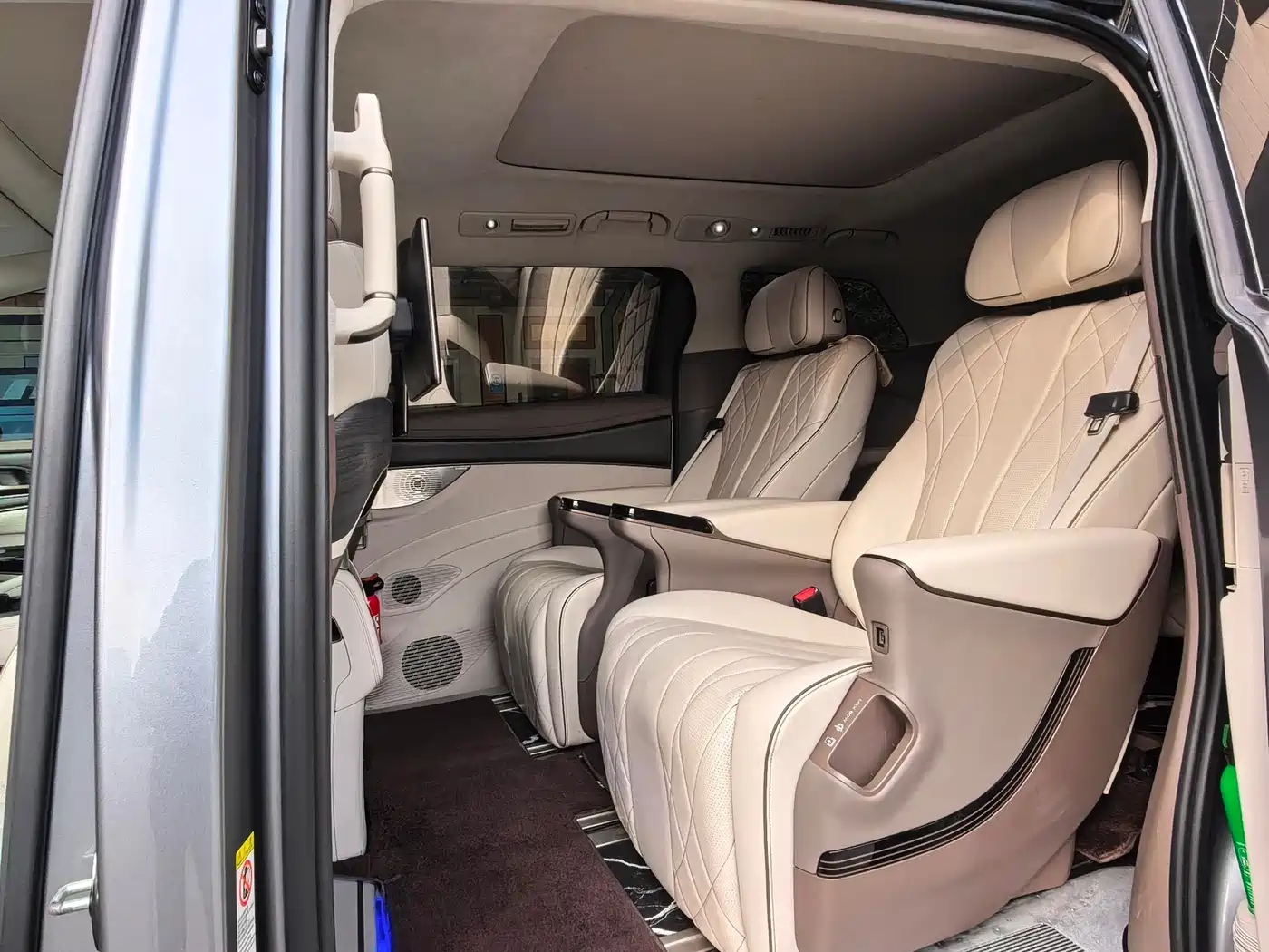 Denza D9 2022 DM-i 970 All-Wheel Drive Honor Edition фото 10