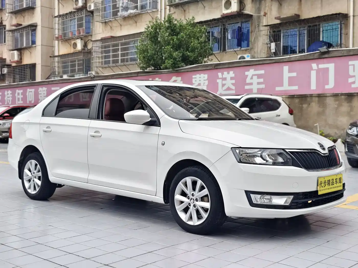 Škoda Rapid 2016 1.6L Manual Pioneer Edition фото 2