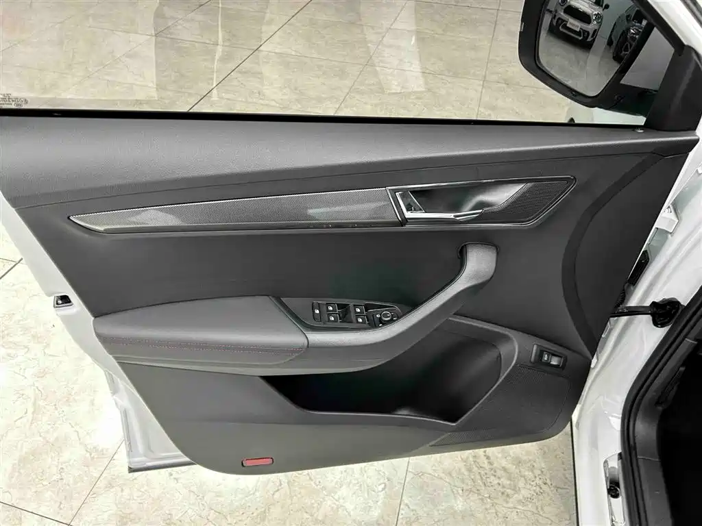 Škoda Karoq 2023 TSI280 Luxury Edition фото 10