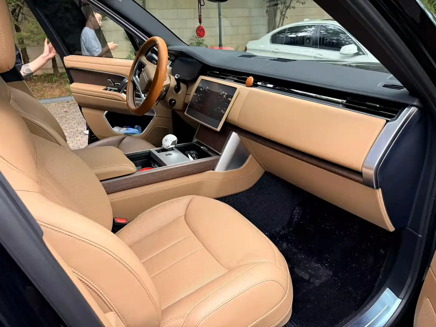 Land Rover Range Rover 2025 3.0 L6 400PS Genesis Extended Wheelbase фото 8
