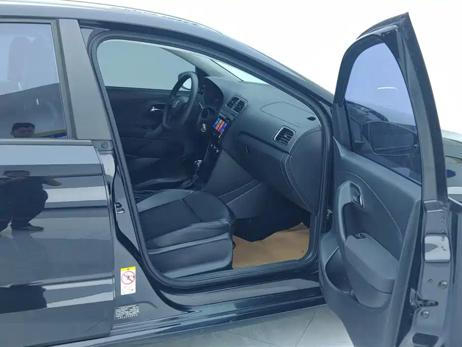 Volkswagen Polo 2014 1.4L Automatic Comfort Edition фото 8