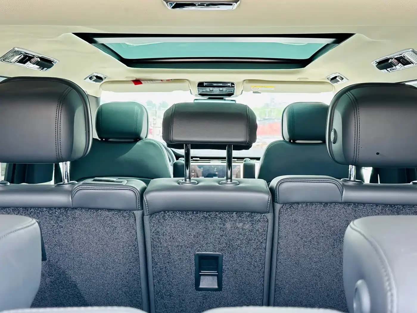 Land Rover Range Rover 2023 3.0 L6 400PS Golden Age 7-Seater Long Wheelbase фото 34