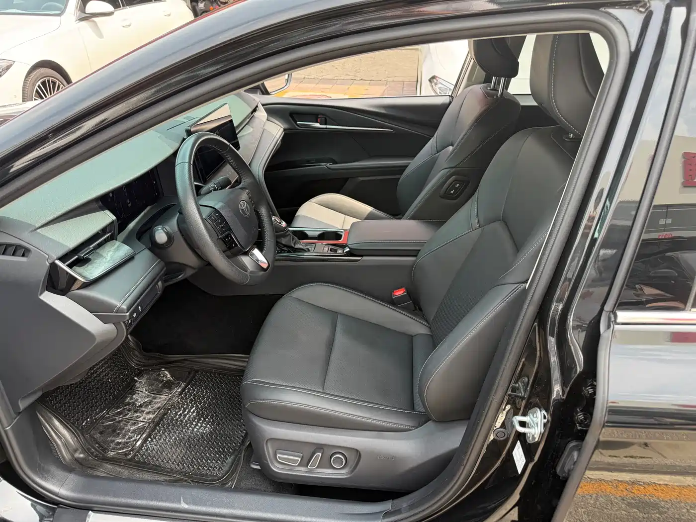 Toyota Camry 2024 Hybrid 2.0HGVP Luxury Edition фото 5