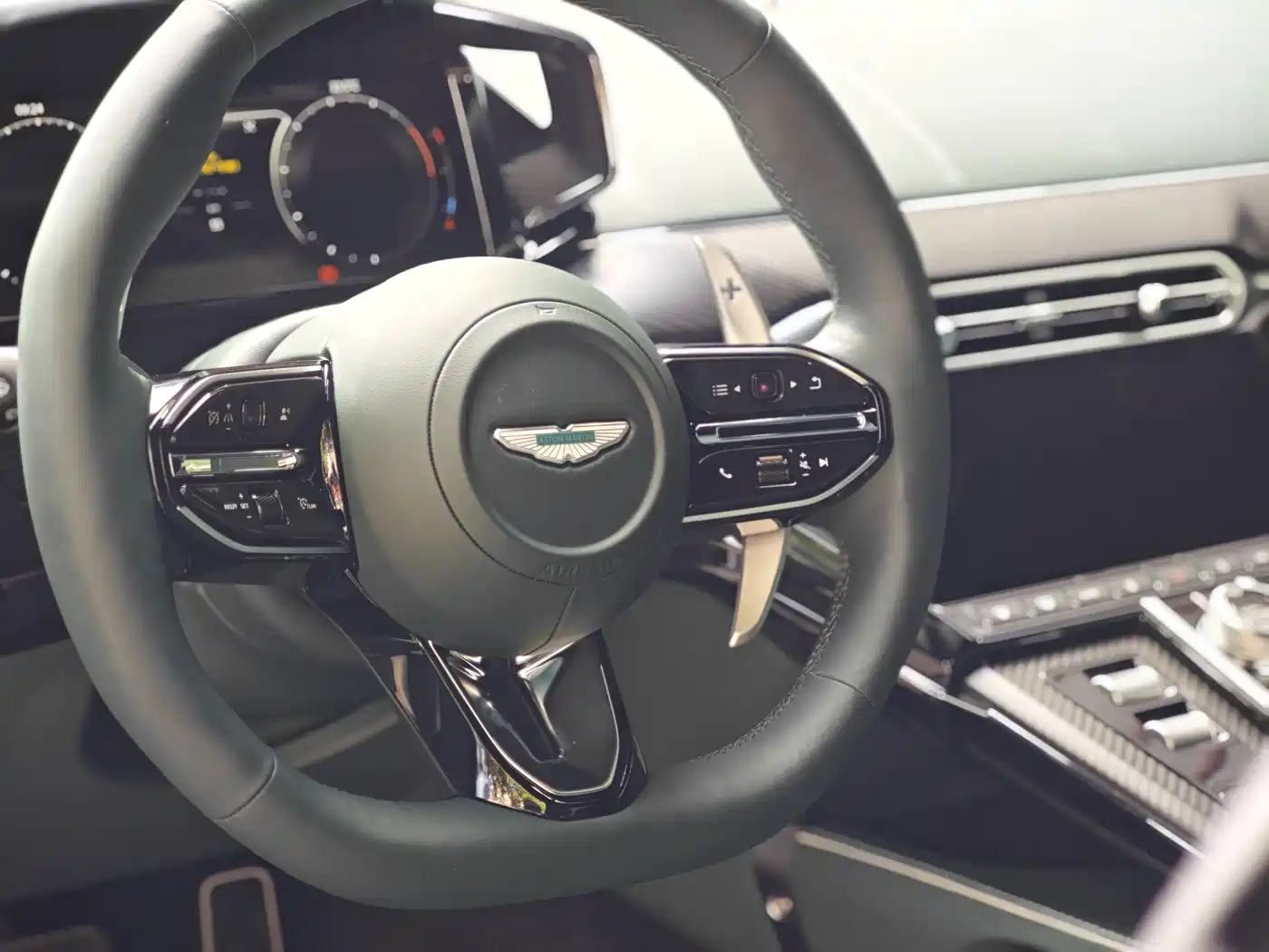 ASTON MARTIN V8 VANTAGE