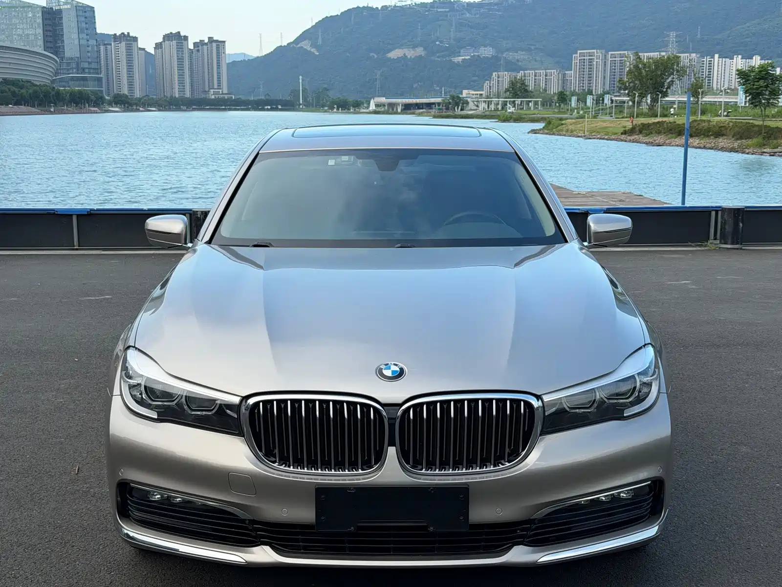صورة 2 - BMW 7 Series