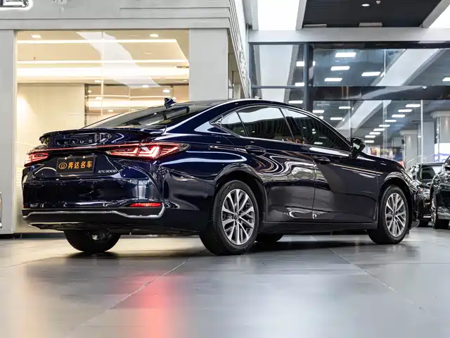 Lexus ES 2025 300h Ultimate Edition — фото 3