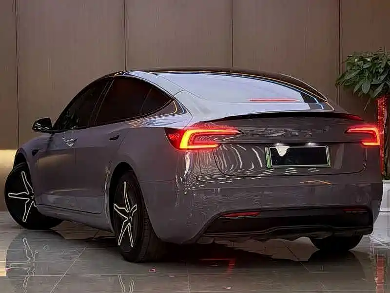 Фото 4 - Tesla Model 3