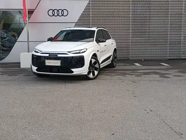 AUDI Q6L E TRON