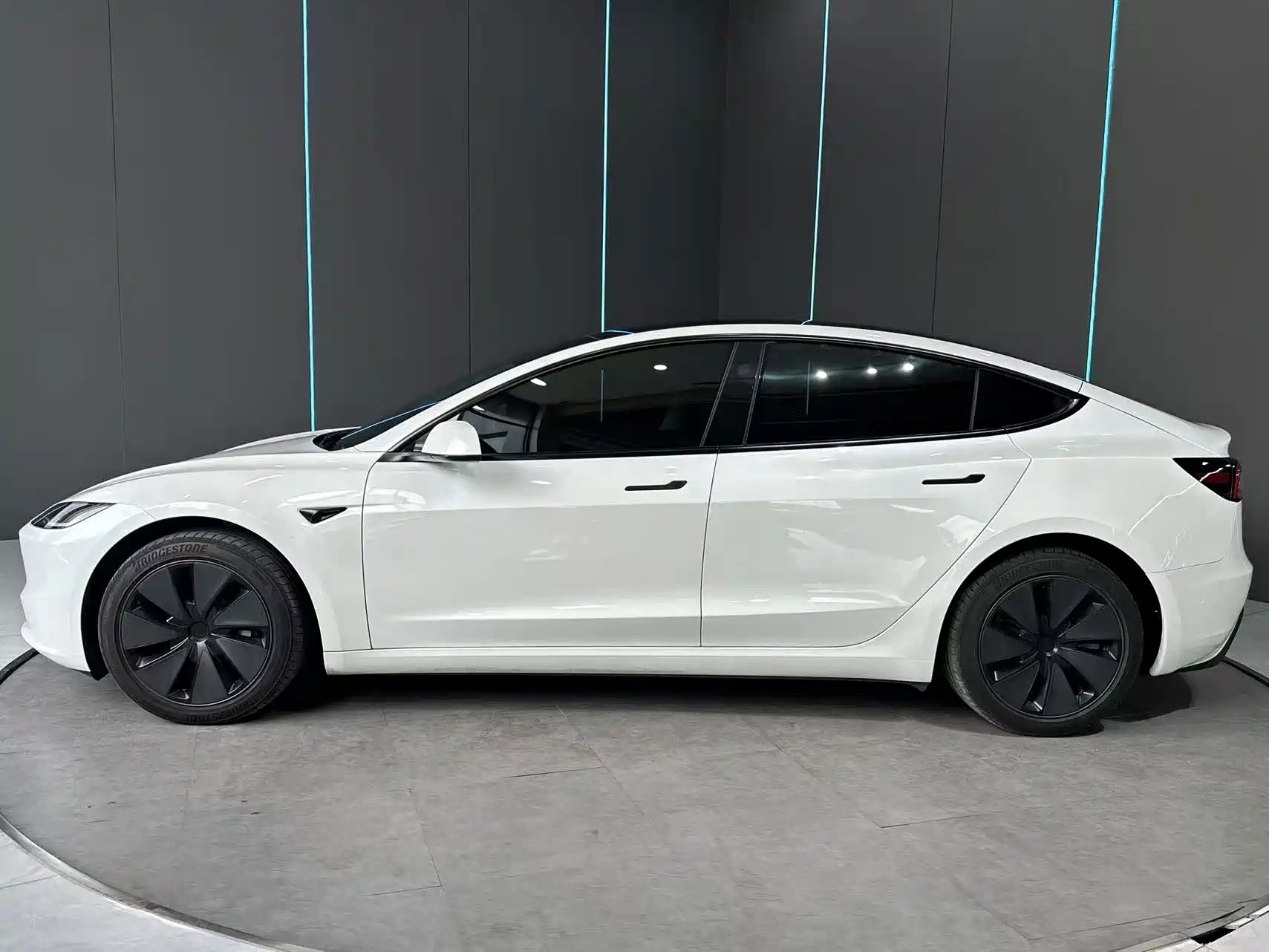 Фото 4 - Tesla Model 3