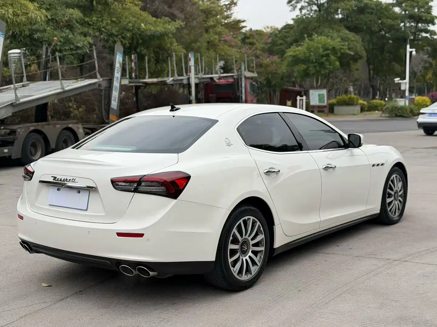 Photo 7 - Maserati Ghibli