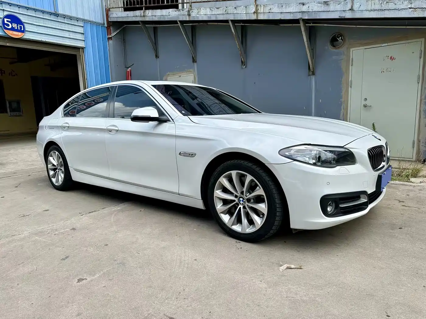 BMW 5 Series 2014 528Li Leading Edition фото 3