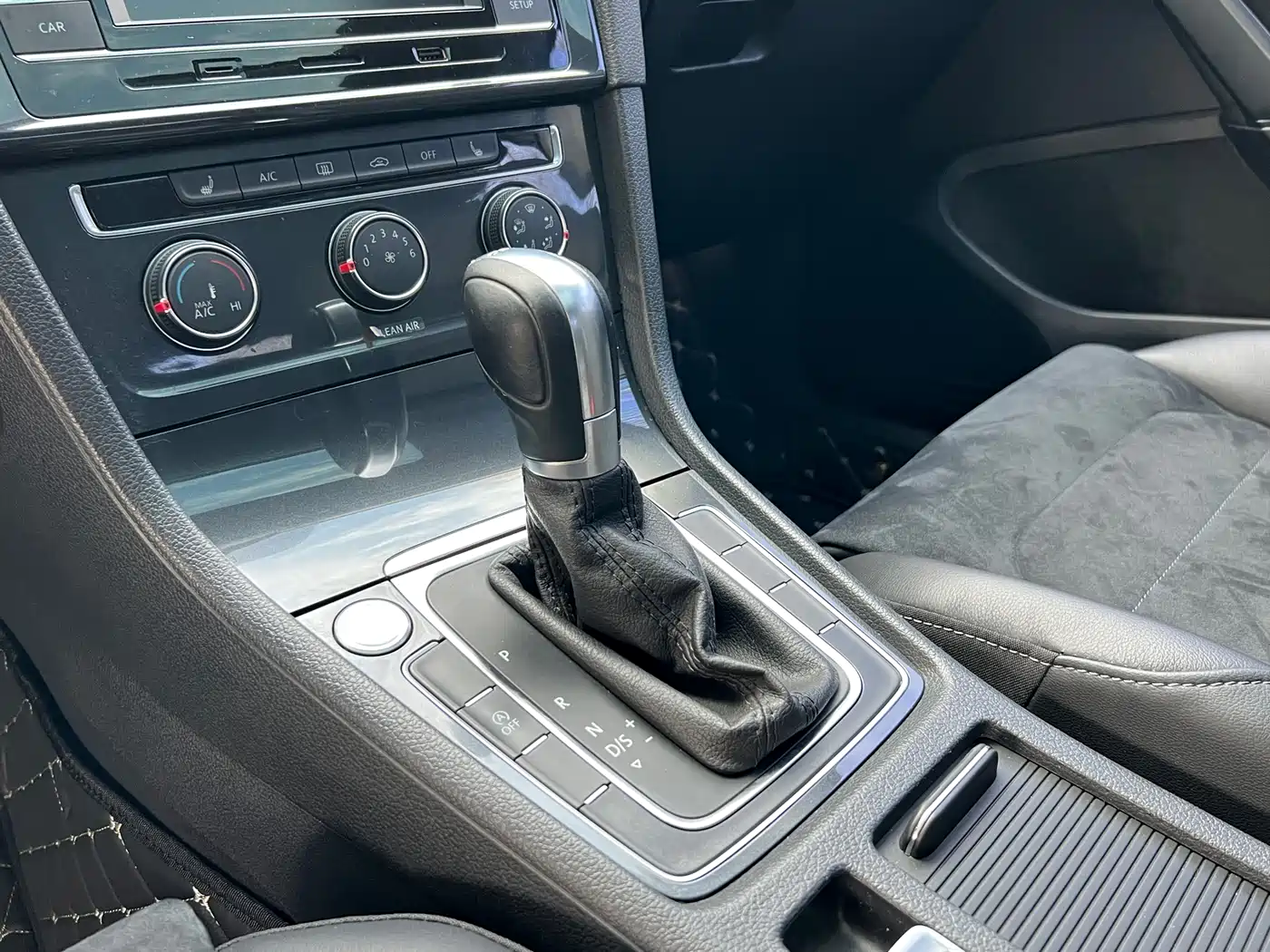 Volkswagen Golf 2018 230TSI Automatic Luxury фото 18