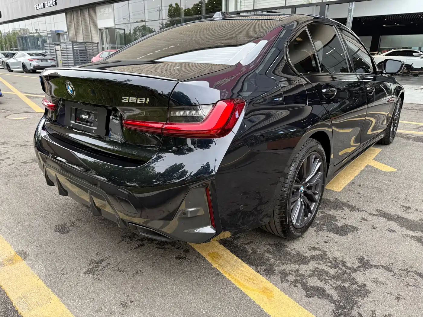 BMW 3 Series 2023 325i M Sport Black Night Package фото 13
