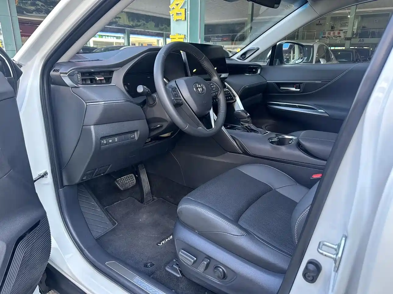 Toyota Venza 2023 2.0L CVT FWD Premium фото 13