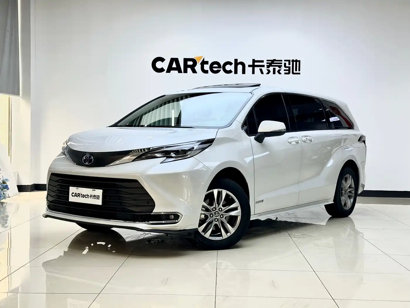 Toyota Sienna 2023 2.5L Hybrid Comfort Edition фото 3