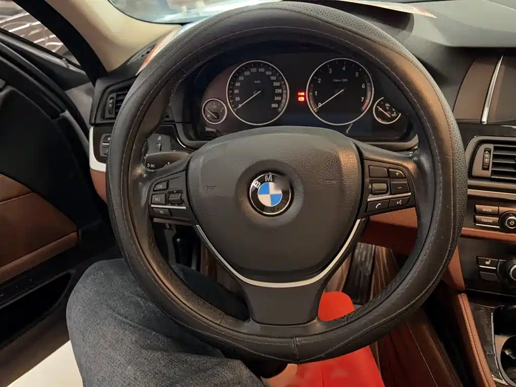 BMW 5 Series 2017 525Li Leading Edition фото 3