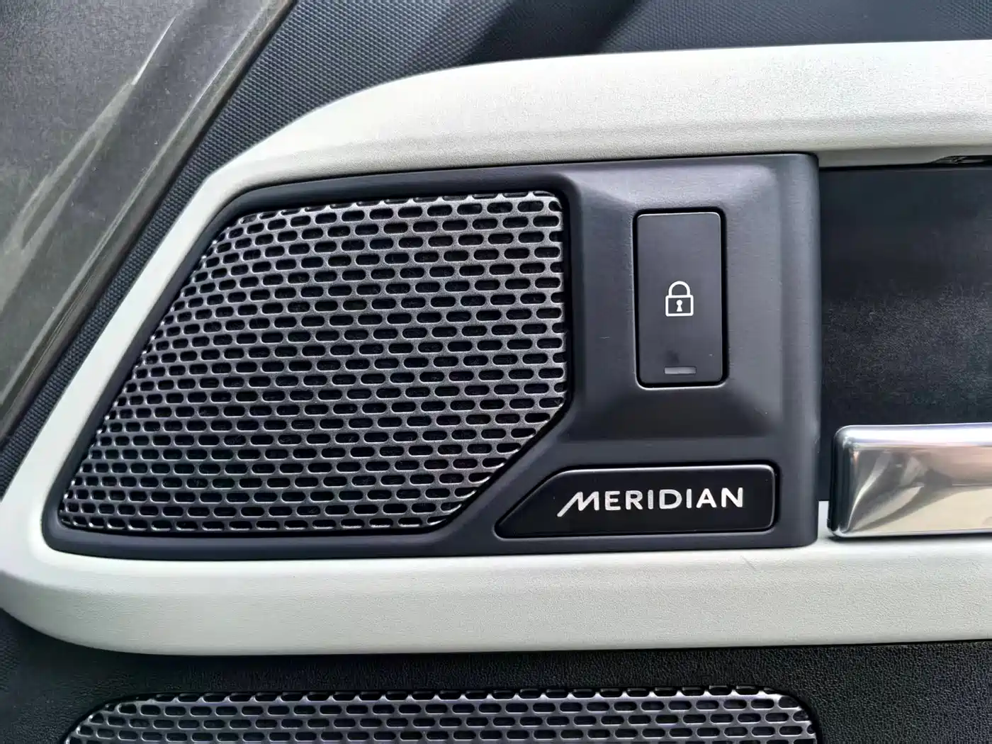 Land Rover Defender 2025 110 3.0T P400 X фото 14