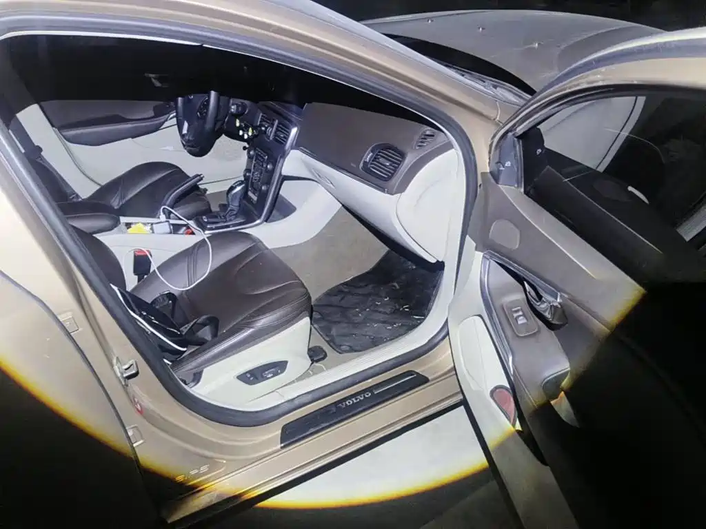 Volvo V40 2014 2013 2.0T Elegance Edition